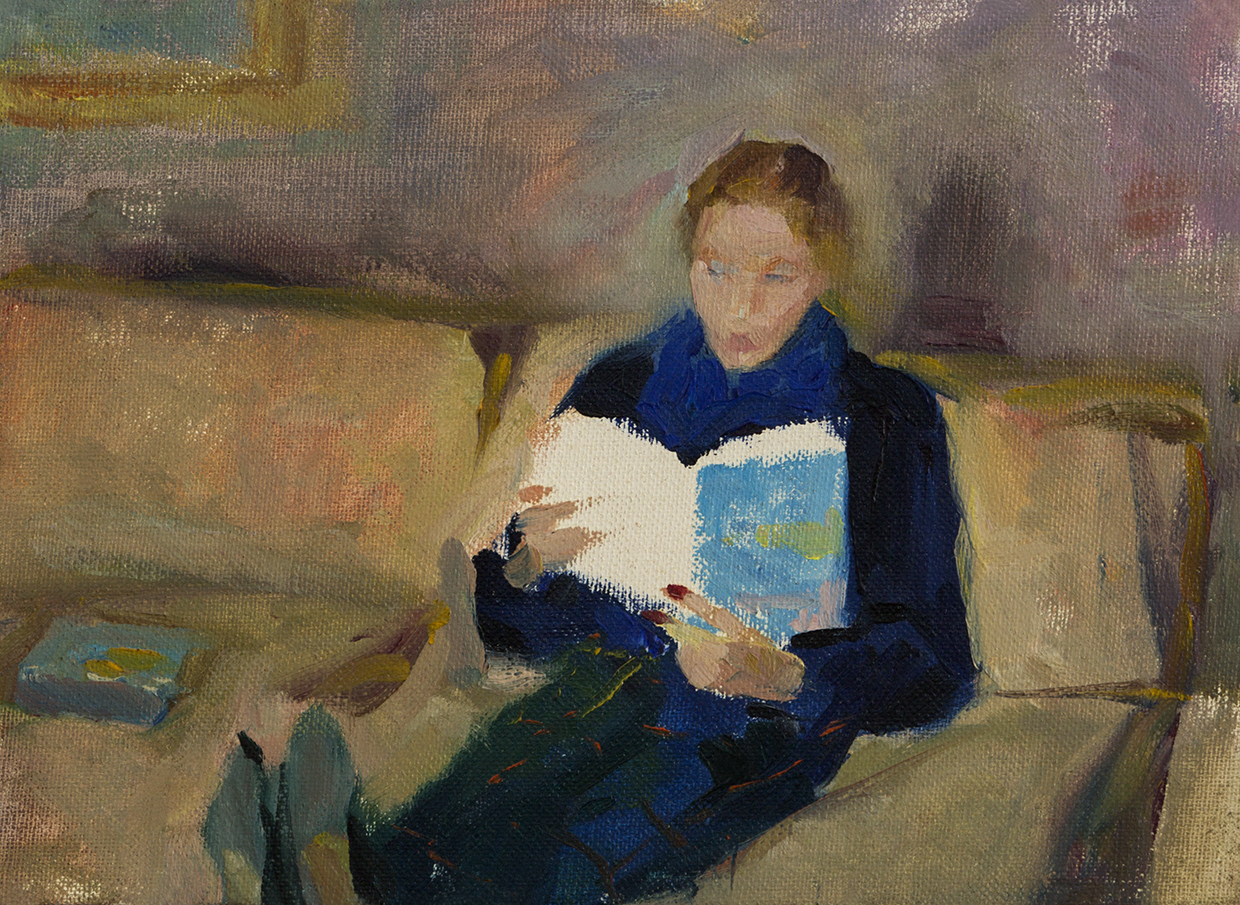 Leyendo en el sofá azul