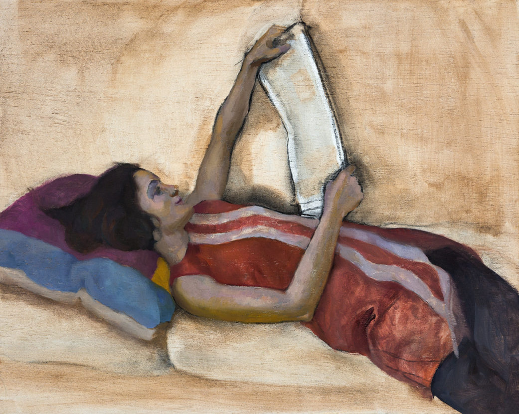 Chica leyendo prensa